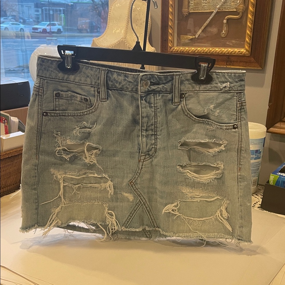 American Eagle Distressed Denim Mini Skirt Size 10 Light Wash Raw Hem High Rise